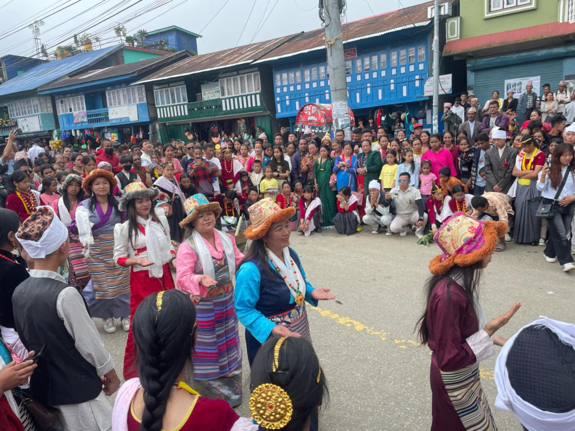 इलामको देउमाई नगरपालिका मंगलबारे बजारमा आज प्रर्दशन गरिएको रोपाईं जात्राको दृष्य