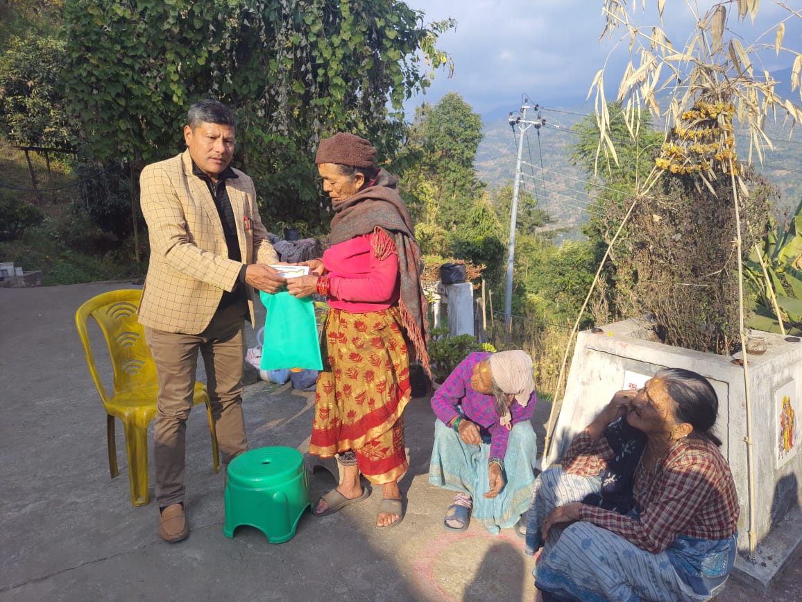 इलाम नगरपालिका वडा नं. ८ द्धारा जेष्ठ नागरिकलाई सामाग्रीहरु प्रदान