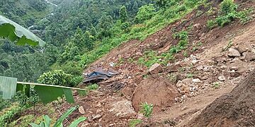 पहिरोले ताप्लेजुङमा दुई घरमा क्षति, लाखौँको नोक्सानी