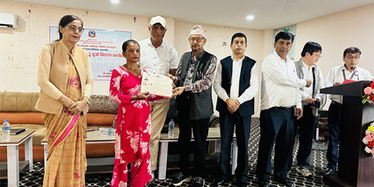 झापामा १३ जनालाई जग्गाधनी पुर्जा प्रदान
